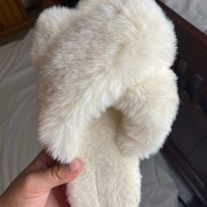 These are my amazon slippers that I got for a christmas size M💋